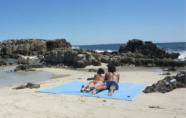  The beach sheet for couples, for families and for groups of friends is so big! Giant! A very fine 100% cotton fabric that comes with its unique peg system that nails into reinforced corners. A unique patented and protected concept. You have 12 colors and 4 sizes to choose from. ÔBABA concept started in 2008 as an answer to one of the most common problems that arises while enjoying a beach day: the discomfort caused by the wind blowing on your towel and the sand spreading all over the surface. From then, ÔBABA has always been innovating. Made in France. 