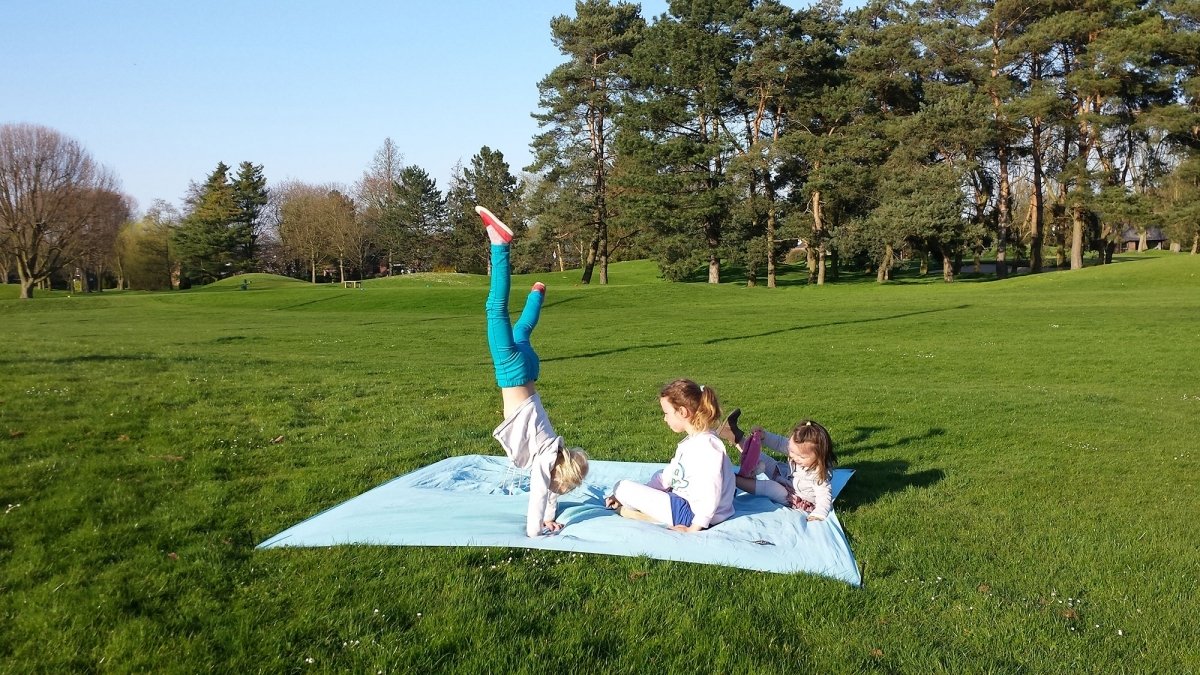  ÔBABA is a great idea for a picnic or as a space for children playing. Your ôbabais wind-resistant and it will not move while you are using it. A well though-out design that everybody loves. 