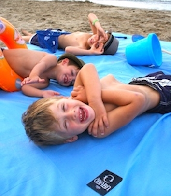  ÔBABA the beach towel for the whole family is a new beach concept that is sweeping wherever it goes. Since launching the brand in 2012 ÔBABA beach sheets have made wind and beach sand a thing of the past - with your ôbaba neither sand nor wind is a problem. So they do not go unnoticed. ÔBABA has sublimated something as simple as a towel. Each ôbaba incorporates four fiber skewers, which are elegant and very light, that allow the towel to be fixed in the sand through the corners, being perfectly extended and preventing it from blowing in the wind. ÔBABA is not just any towel. 