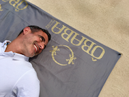  ÔBABA is creativity. Creativity is vital in a brand that wants to set trends and ÔBABA has it in its DNA. The birth of the brand was marked by the proposal of unique solutions to old problems, such as the wind, the sand and the lack of space on the beach ... Seeing the non-complex solution created by ÔBABA is unavoidable, wondering why I didn't think about it before? Why didn't I invent it? Thanks to ÔBABA, our summer afternoons on the beach will never be the same in the best sense of the word, since the brand has found the key so that towels never fly off the sand again. ÔBABA has changed our lives, at least on vacation. 